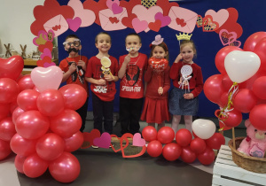 dzieci pozują w fotobudce walentynkowej