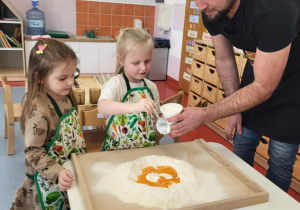 dziewczynka otwiera śmietanę