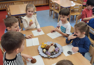 Dzieci jedzą pączki