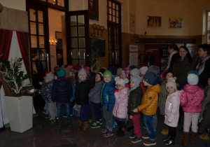 Dzieci czekają na wejście do teatru