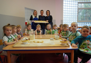 pamiątkowe zdjęcie grupy 3 latków z uformowanymi pączkami