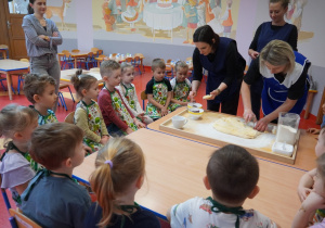 panie kucharki przygotowują ciasto dla dzieci