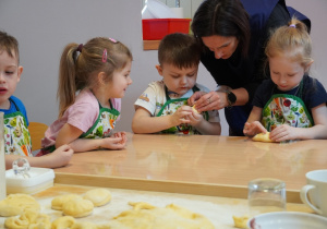 chłopiec z panią formuje pączka