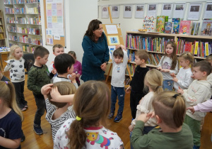 przedszkolaki śpiewają piosenkę o ziarenku