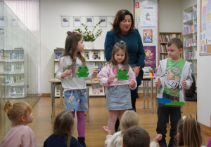 dzieci trzymają emblematy zwierząt z wiersza czytanego przez autorkę