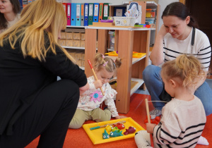 dziewczynki bawią się rybkami