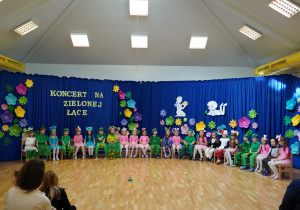 sześciolatki siedzą na krzesłach
