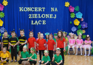 pięciolatki śpiewają piosenkę