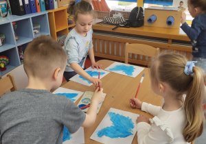 dzieci malują farbami sylwety motyli