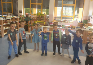 Dzieci tańczą przy muzyce
