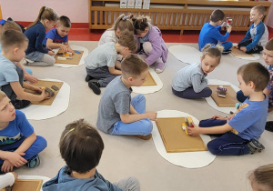 dzieci współpracują w parach układając budowle z klocków