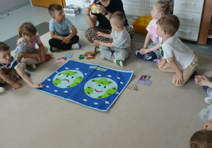 Dzieci dopasowują elementy do makiety