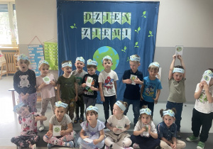 4-latki pozują do zdjęcia