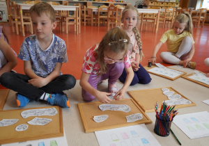 dzieci układają tankowce z napojami