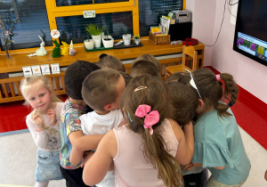 Dzieci stoją jak winogrona w kiści
