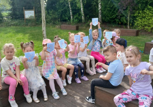 Dzieci prezentują napis "Zdrowie"