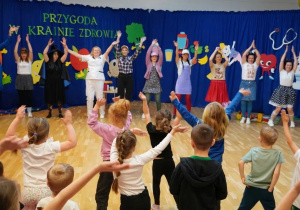 Dzieci i panie wysoko skaczą