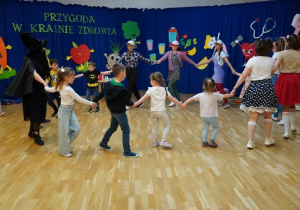 Dzieci z paniami tańczą w kole