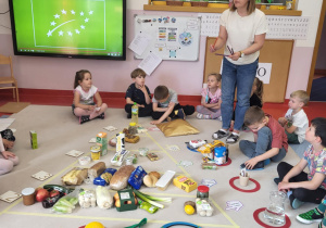 Pani pokazuje dzieciom jakie produkty należy ograniczać