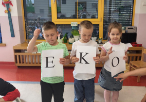 Przedszkolaki prezentują napis EKO