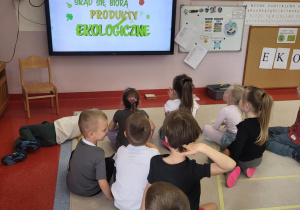 Przedszkolaki oglądają film edukacyjny "Skąd się biorą produkty ekologiczne?"