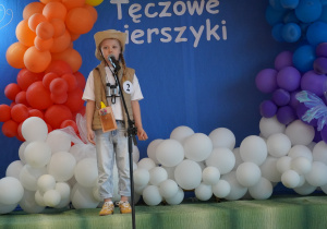 Oliwia recytuje wiersz
