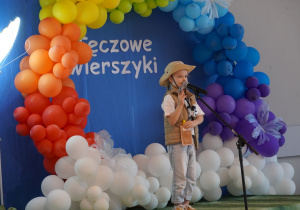 Oliwia recytuje wiersz trzymając myszkę