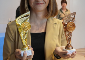 pani dyrektor trzyma nagrody