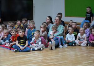 dzieci oglądają przedstawienie
