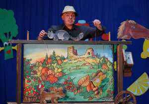 pan porusza marionetkami
