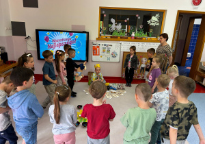 Przedszkolaki śpiewają sto lat swojemu koledze