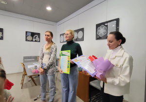 panie dziękują dzieciom za udział w zajęciach