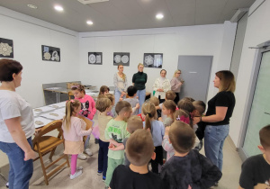dzieci składają podziękowania za udział w zajęciach