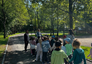 Dzieci czekają na przewodnika