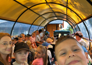 Uśmiechy dzieci z przyczepy