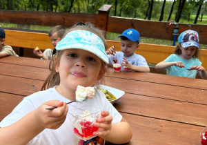 Dziewczynka pozuje z deserkiem
