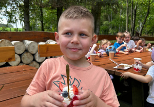 Chłopiec pozuje z deserkiem
