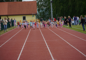 dziewczynki biegną