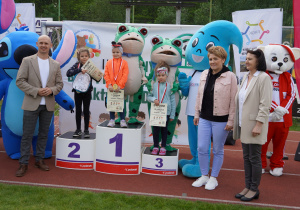 dziewczynki na podium