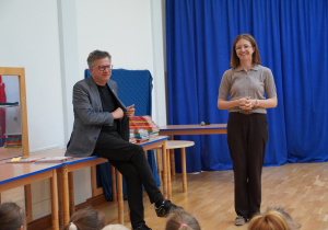 pani dyrektor przedstawia gościa