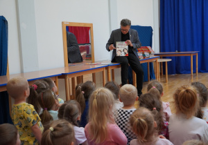 pan Marek pokazuje swoją książkę