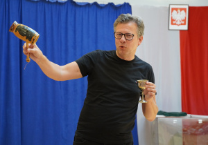 pan pokazuje puchary