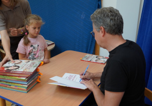 pan Marek podpisuje książkę