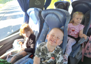 dzieci jada autobusem
