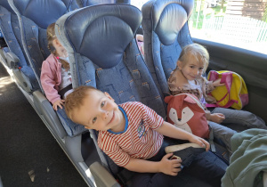 dzieci jada autobusem