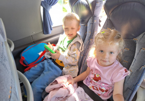 dzieci jada autobusem