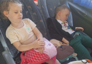dzieci śpią w autobusie