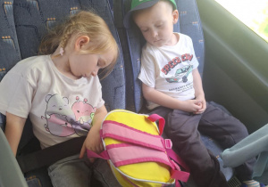 dzieci śpią w autobusie