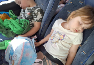 dzieci śpią w autobusie