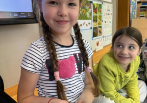 dziewczynka trzyma w dłoniach pająka edukacyjnego